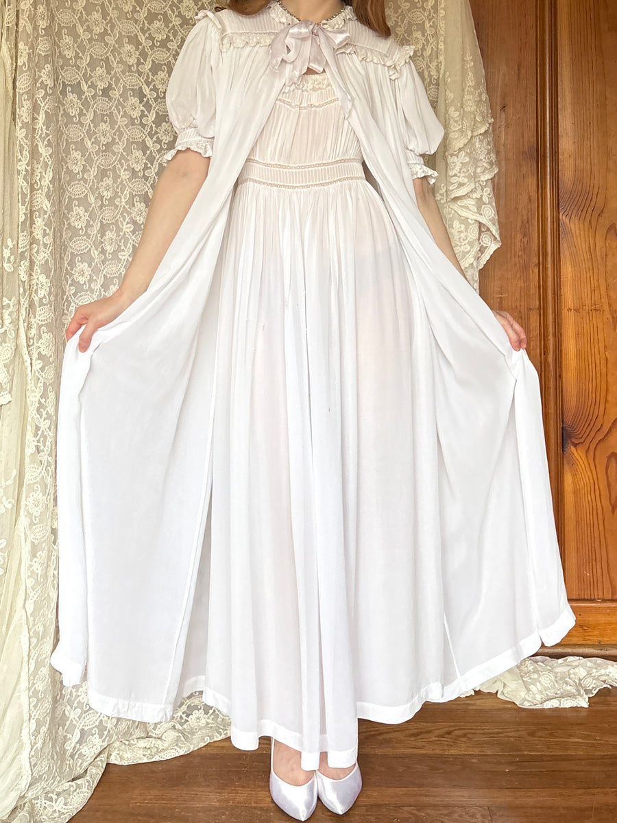 Powder Puff Robe 1940s White Puff Sleeve Lace Robe Peignoir Bow Iris – Breath Of the Earth
