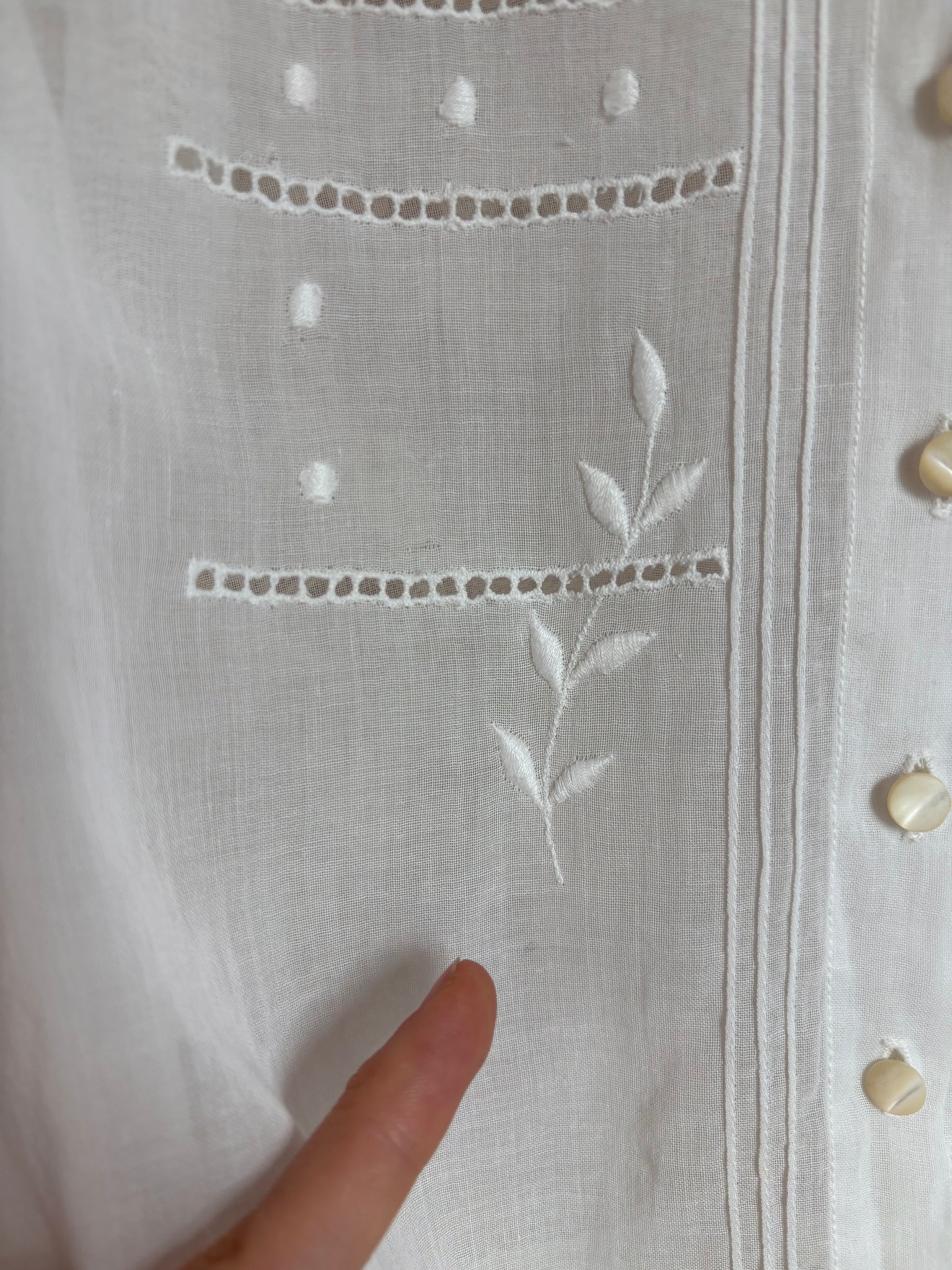 1910s White Cotton Floral Embroidered Collared Long Sleeve Blouse