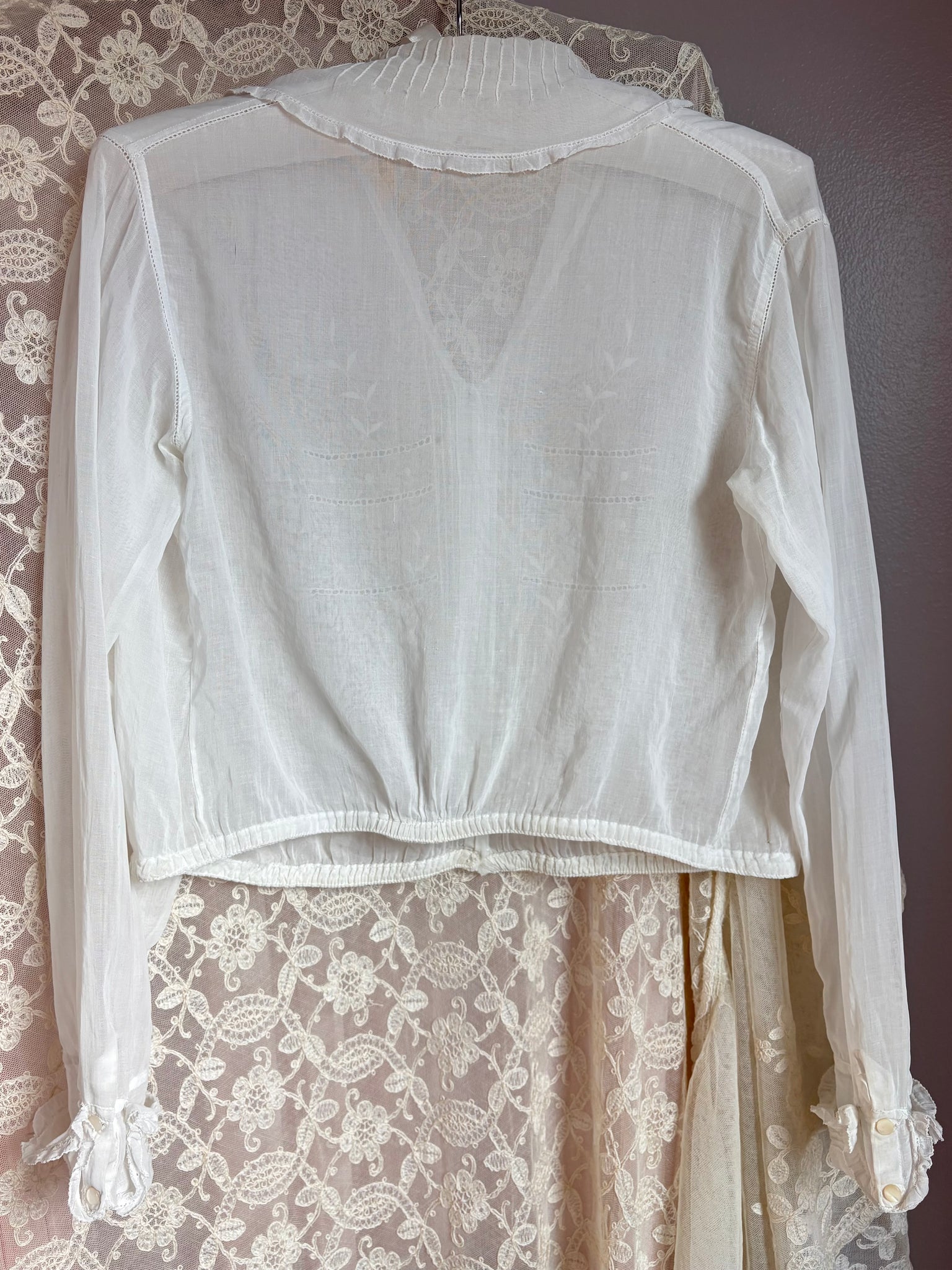 1910s White Cotton Floral Embroidered Collared Long Sleeve Blouse