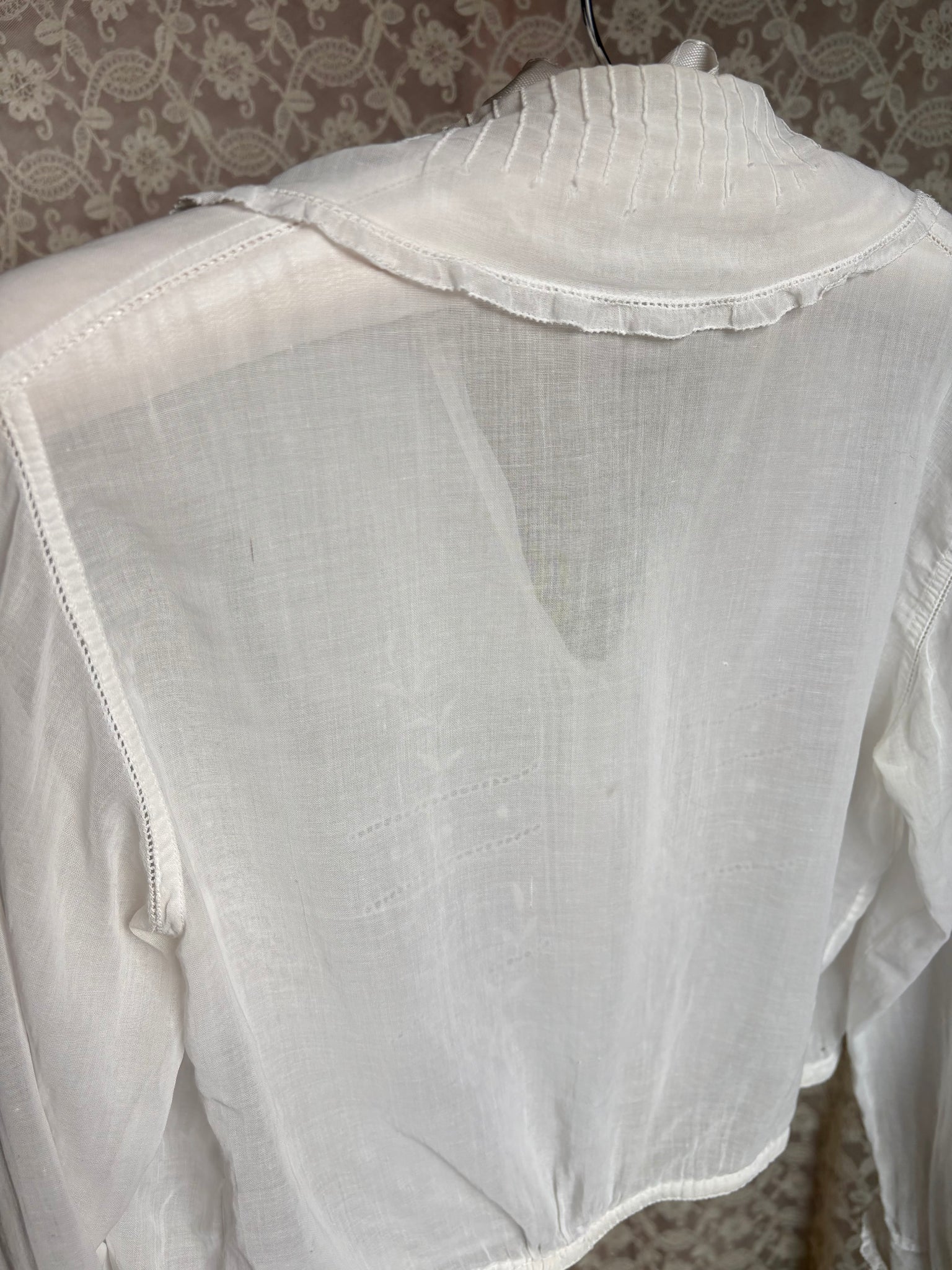 1910s White Cotton Floral Embroidered Collared Long Sleeve Blouse