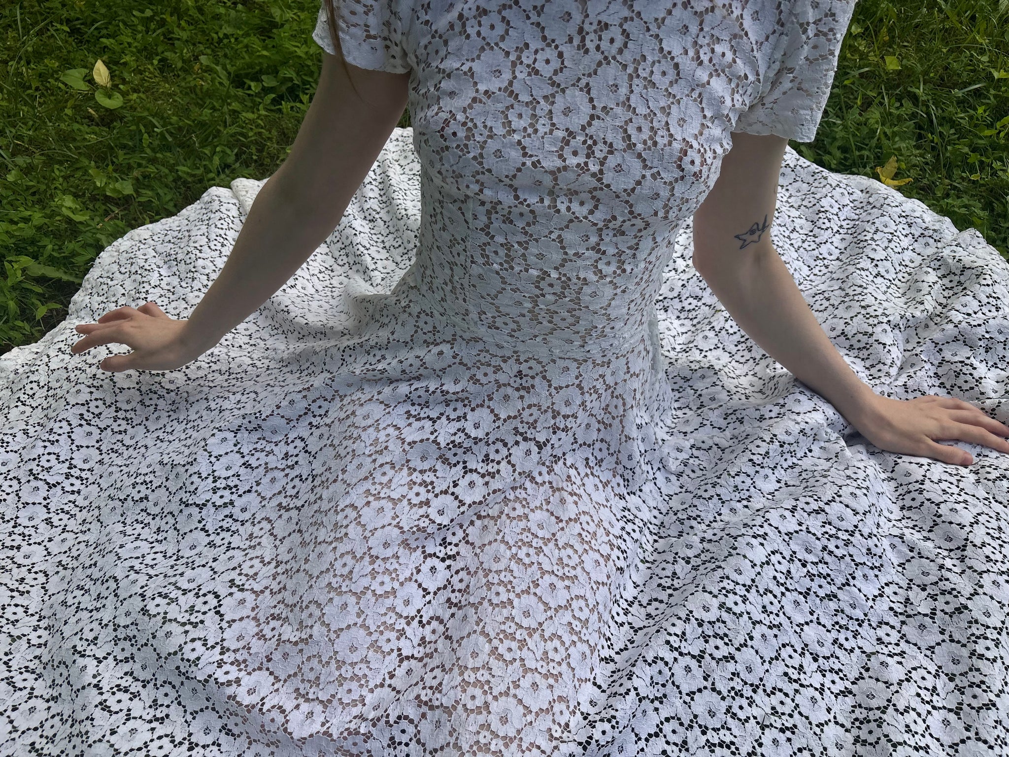 1950s White Cotton Floral Lace Fitted Short Sleeve Dress Bridal Wedding