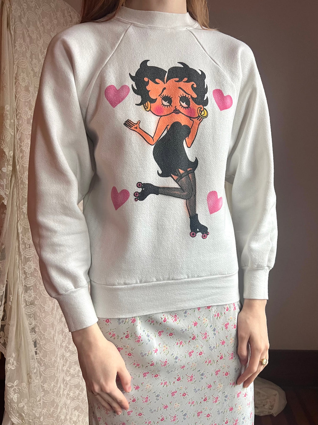 1980s Airbrush Handmade Betty Boop Rollerskates Heart Novelty White Sweatshirt