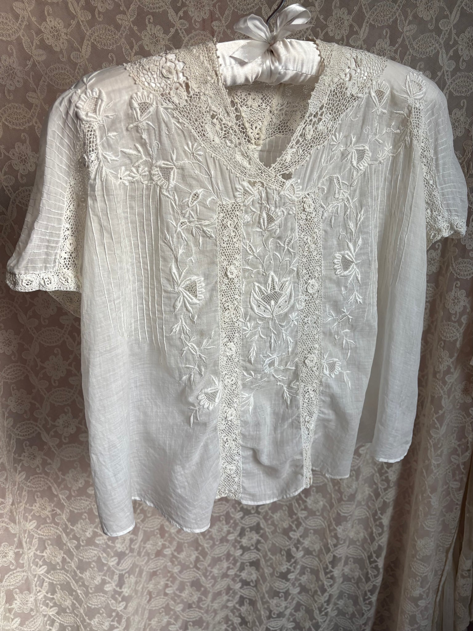 1930s White Floral Embroidered Irish Crochet Blouse Collared Short Sleeve