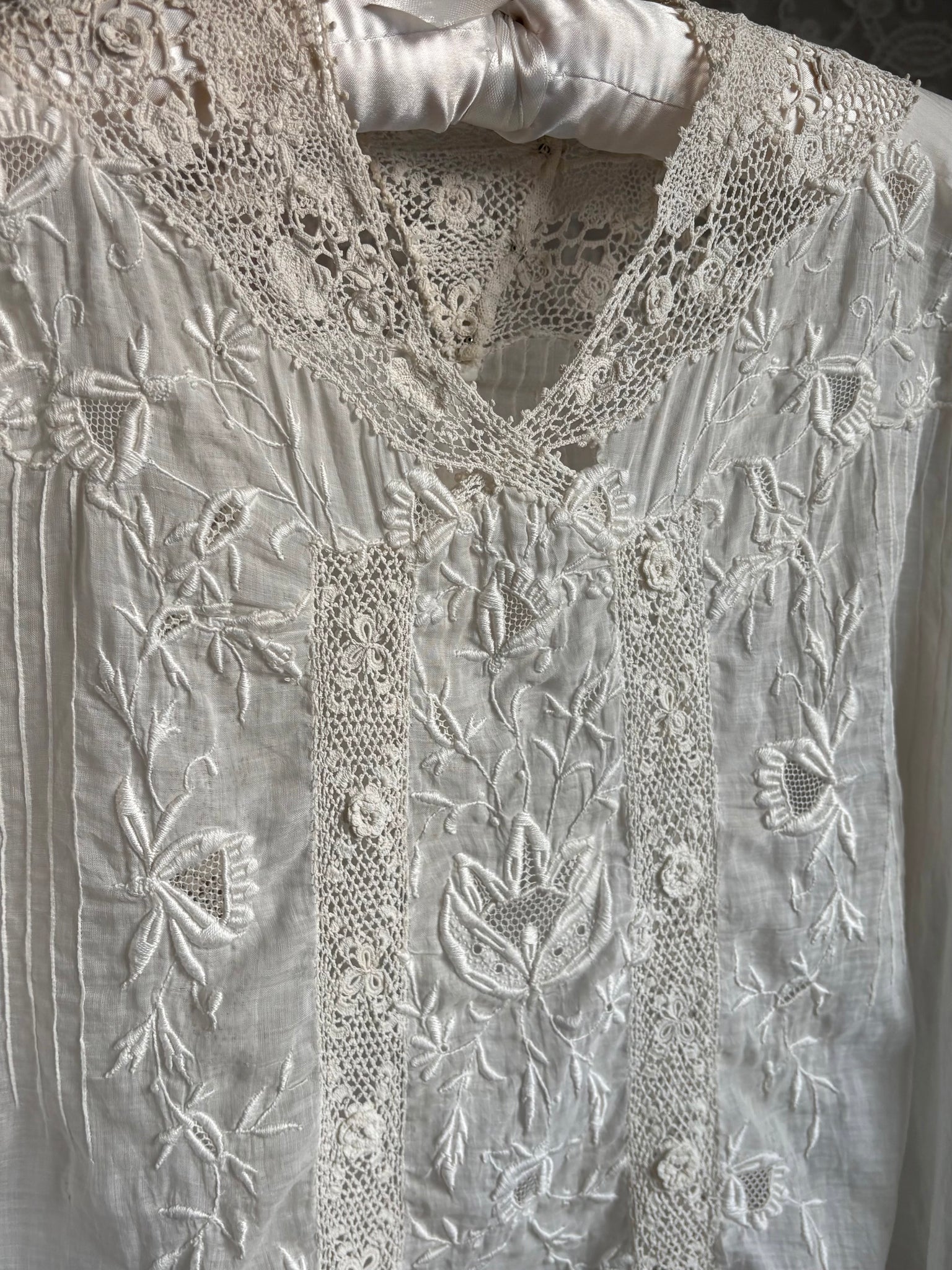 1930s White Floral Embroidered Irish Crochet Blouse Collared Short Sleeve