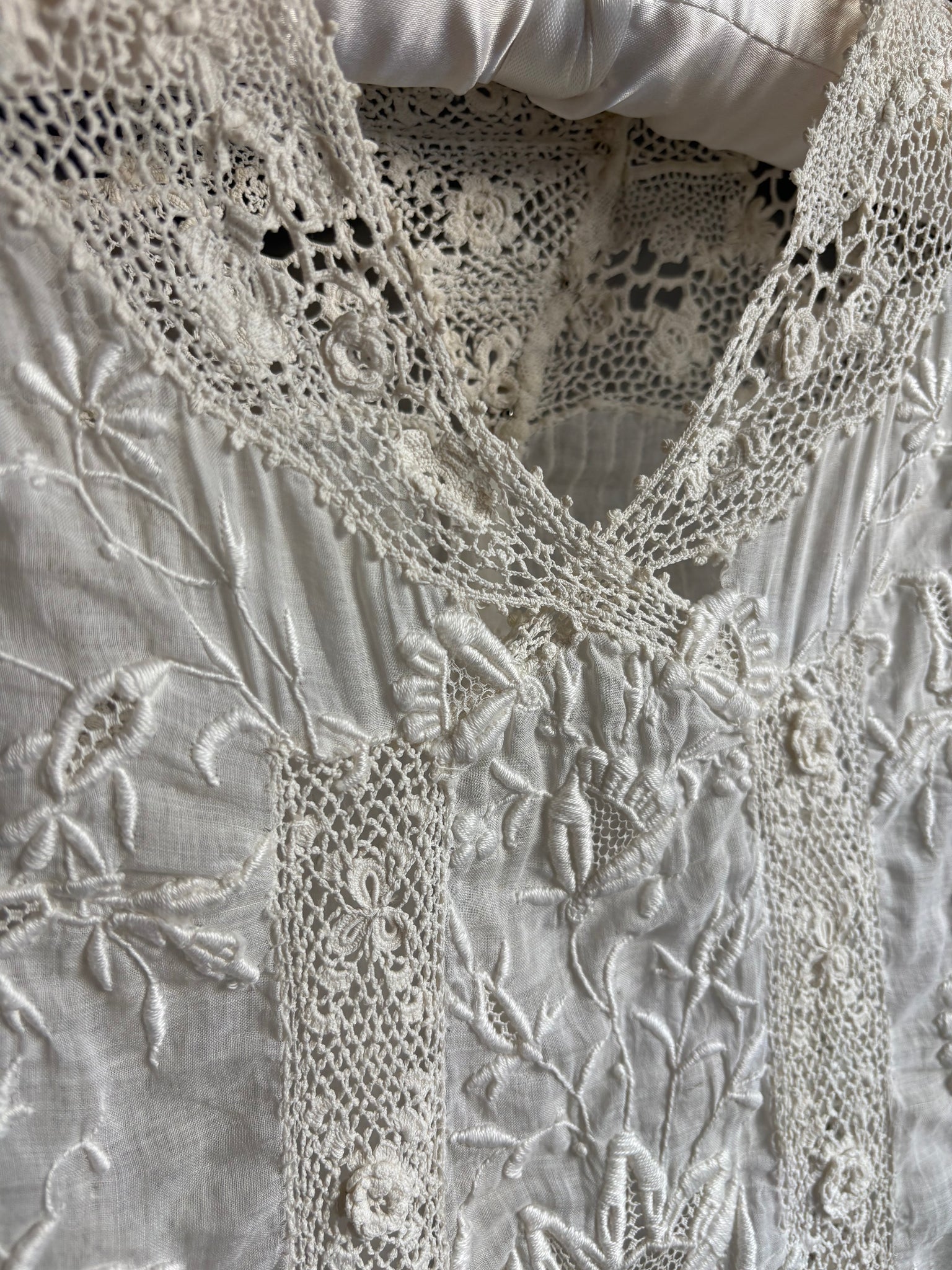 1930s White Floral Embroidered Irish Crochet Blouse Collared Short Sleeve