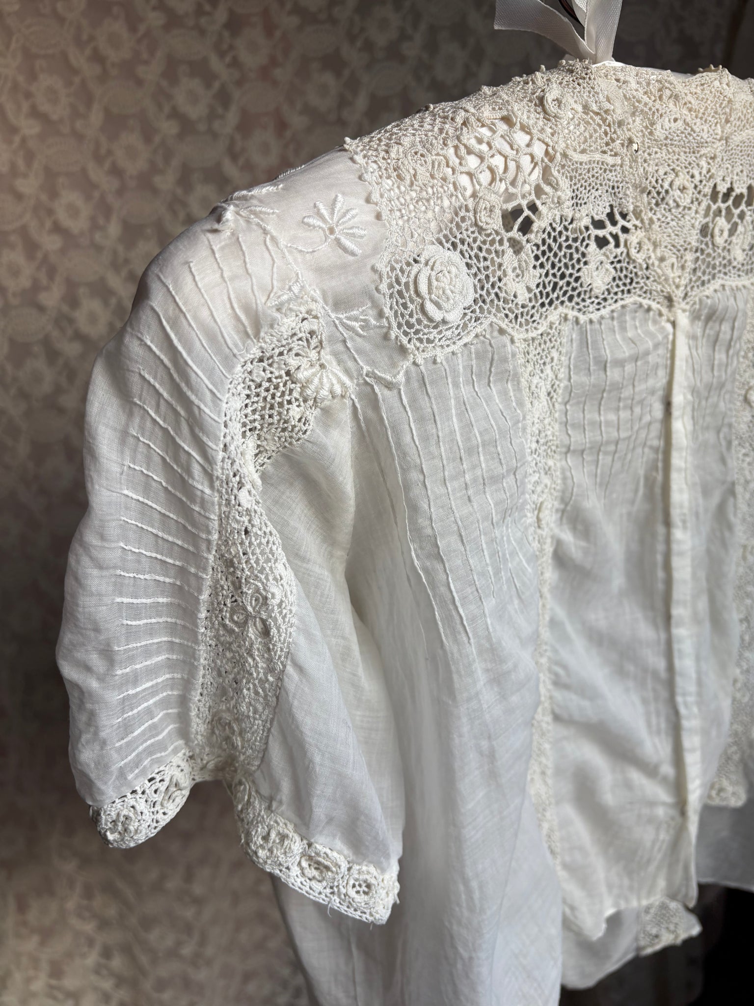 1930s White Floral Embroidered Irish Crochet Blouse Collared Short Sleeve