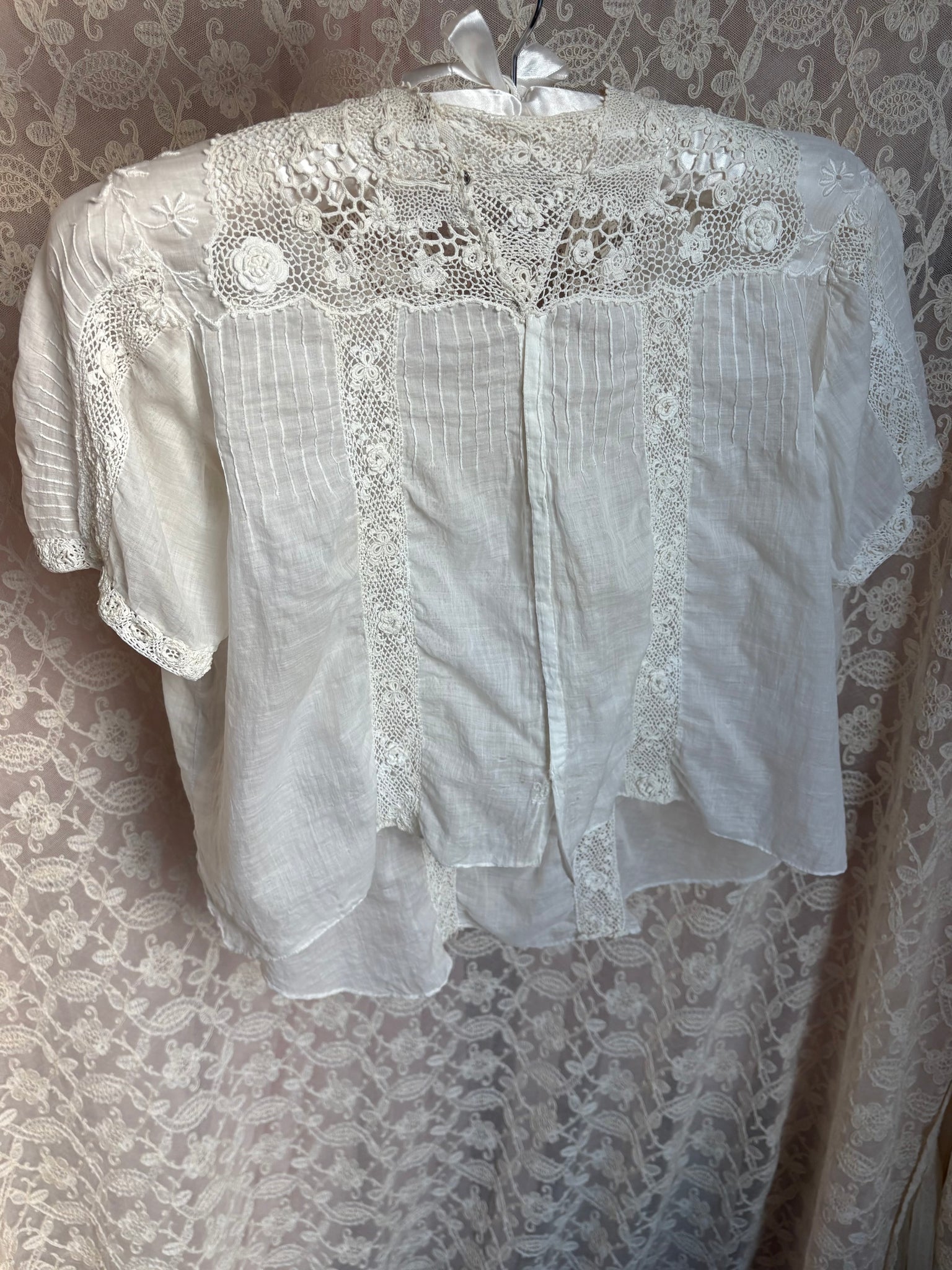 1930s White Floral Embroidered Irish Crochet Blouse Collared Short Sleeve