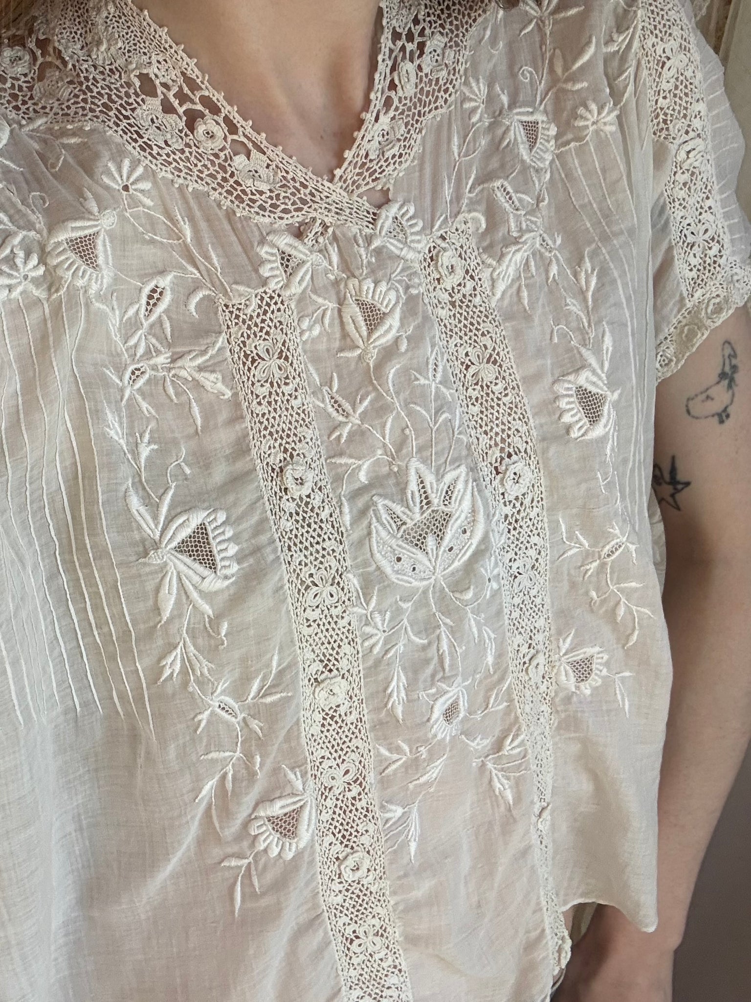 1930s White Floral Embroidered Irish Crochet Blouse Collared Short Sleeve