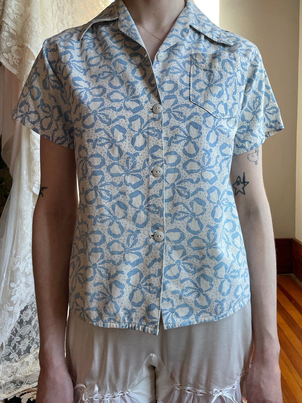 1940s Bow Printed Cotton Blouse White Blue Button Up