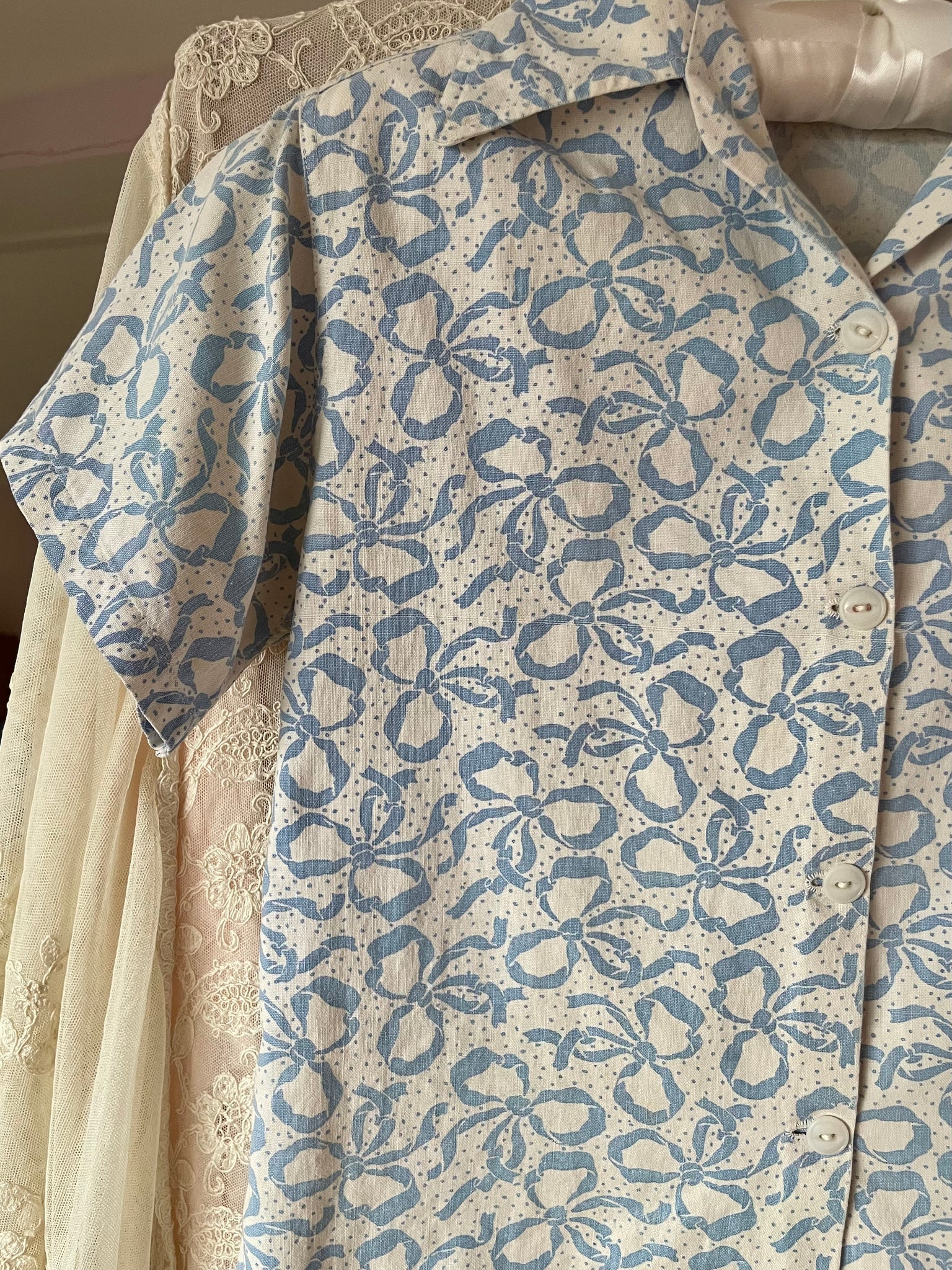 1940s Bow Printed Cotton Blouse White Blue Button Up