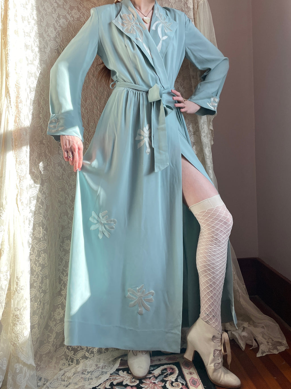 1940s Blue Rayon Bow Satin Appliqué Robe
