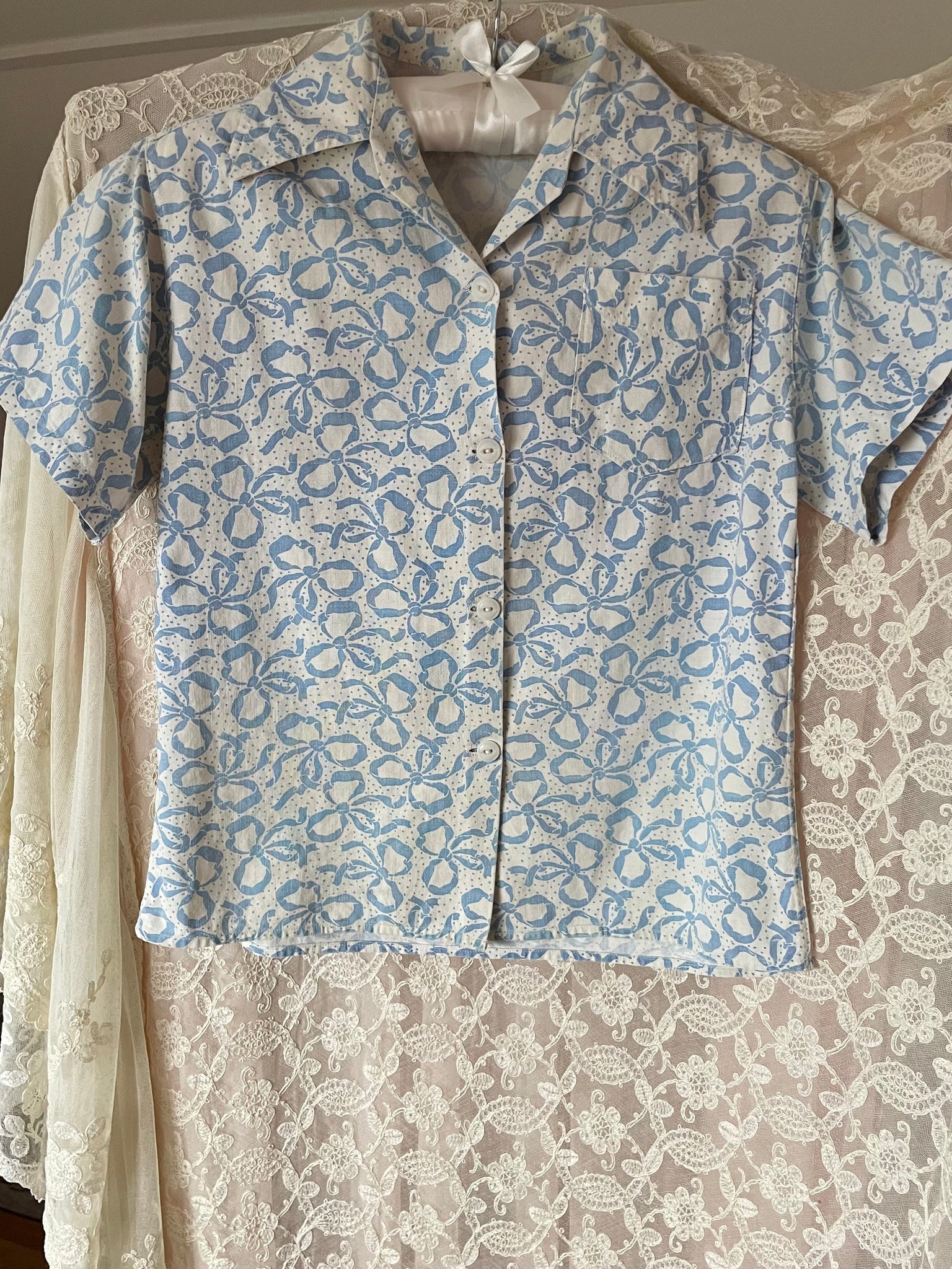 1940s Bow Printed Cotton Blouse White Blue Button Up