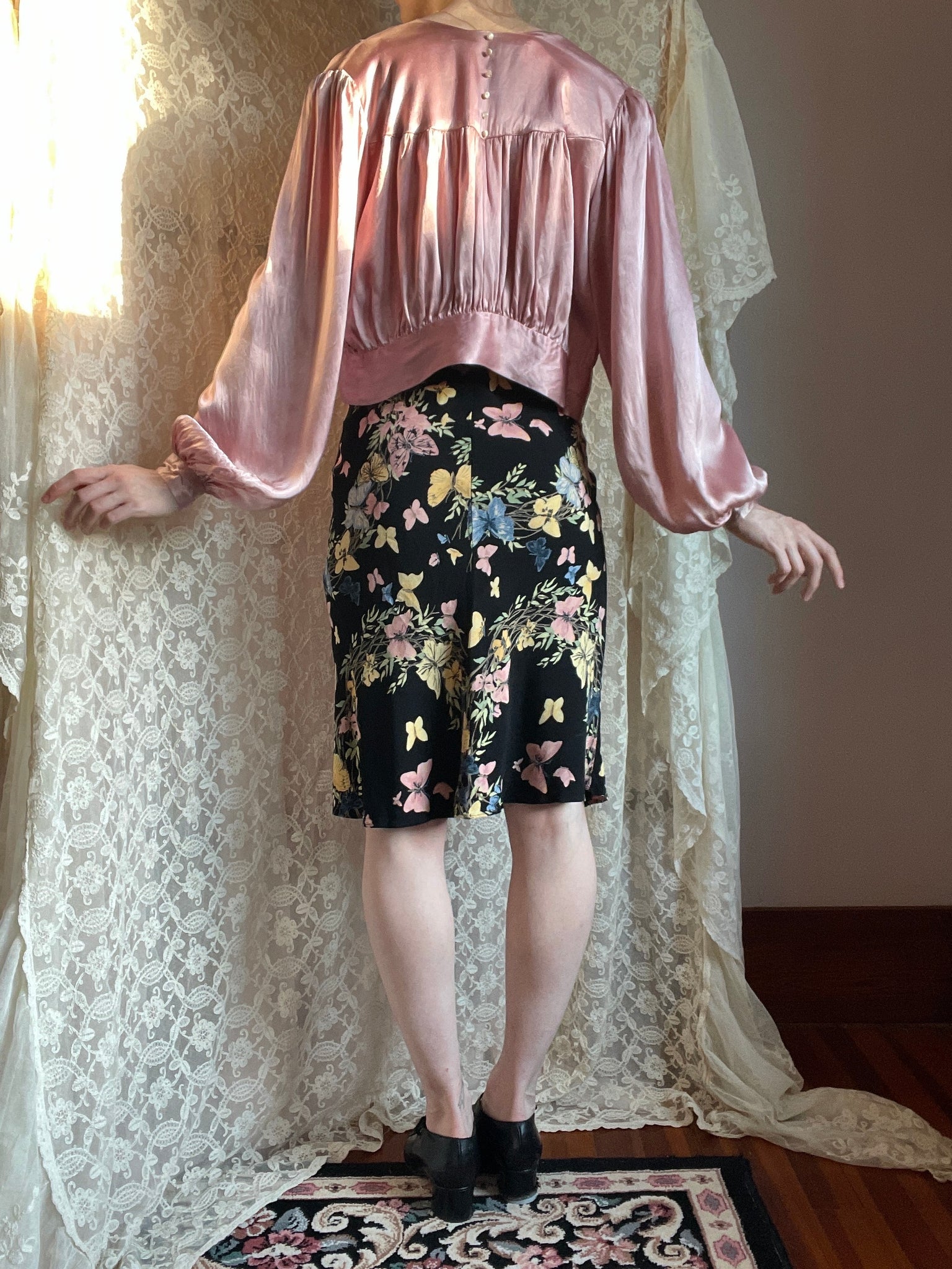 1940s Mauve Pink Rayon Satin Balloon Sleeve Blouse Mother of Pearl Button