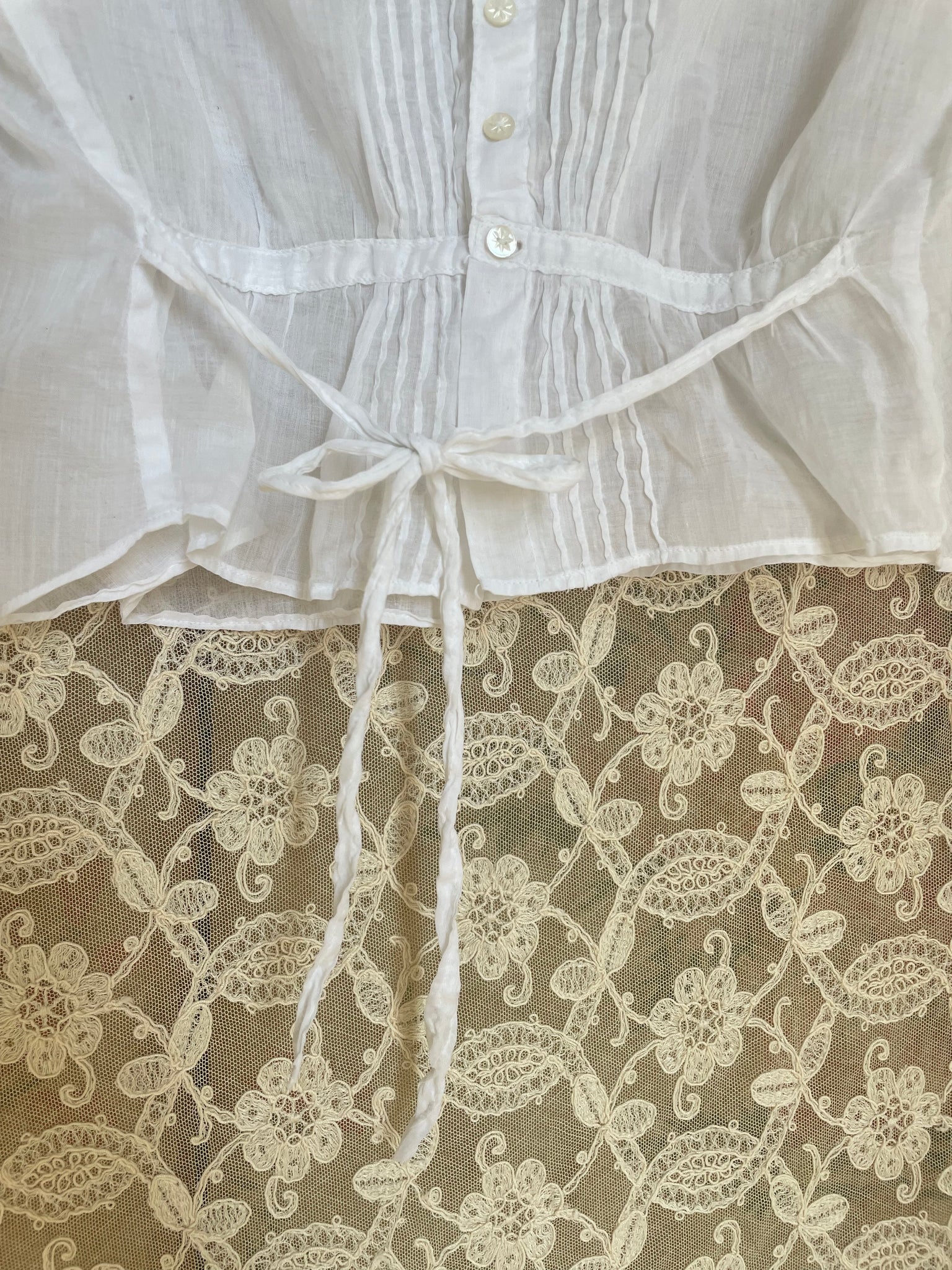 1900s Edwardian White Cotton Blouse Rose Crochet Collar Embroidery Mother of Pearl
