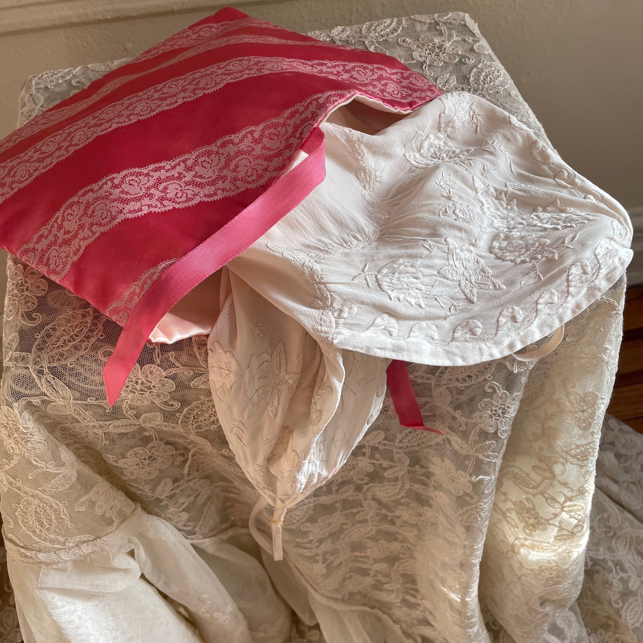 1950s Schiaparelli Shocking Pink Satin Lace Print Lingerie Bag Set