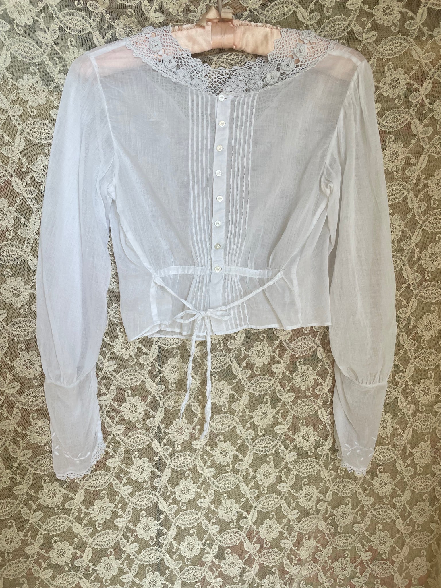 1900s Edwardian White Cotton Blouse Rose Crochet Collar Embroidery Mother of Pearl