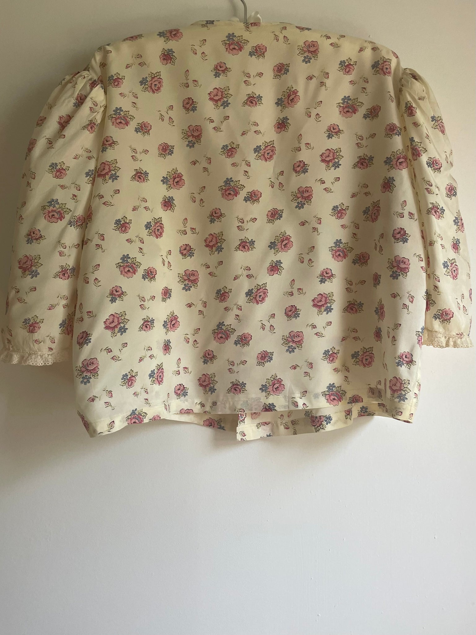 1940s Cream Pink Floral Printed Rayon Bed Jacket Lace Tie Close Puff Sleeve