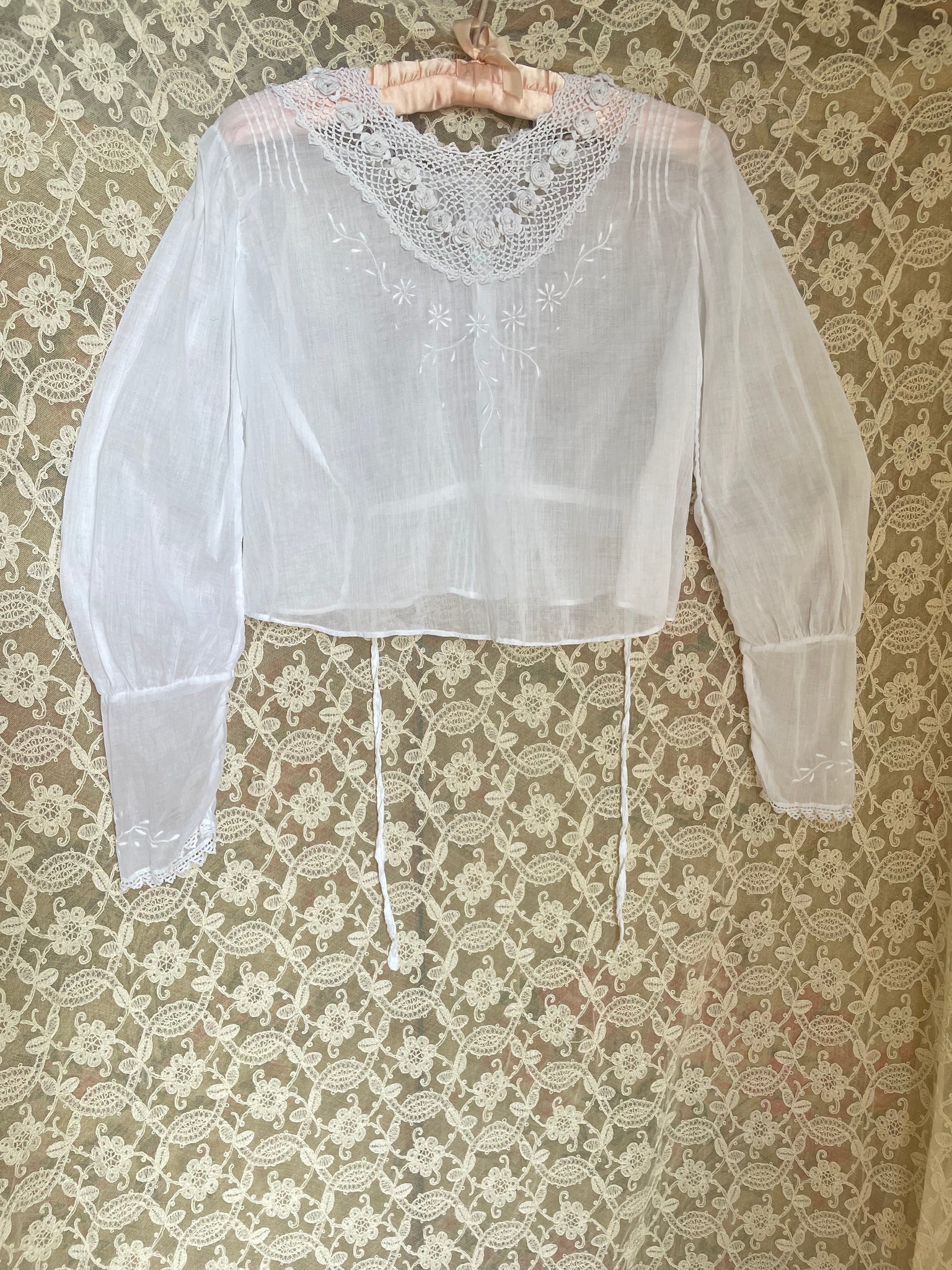 1900s Edwardian White Cotton Blouse Rose Crochet Collar Embroidery Mother of Pearl